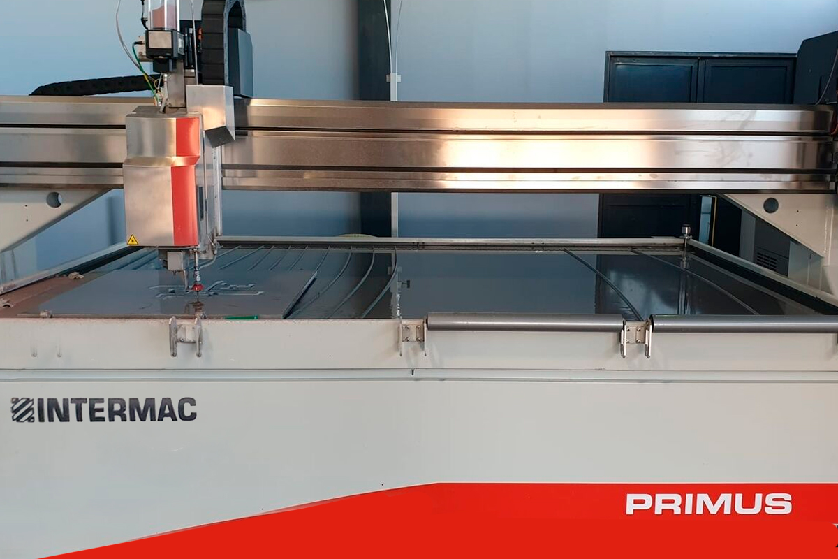 Primus es una gama de máquinas de corte por chorro de agua diseñada para satisfacer las necesidades de las empresas que buscan la máxima versatilidad.